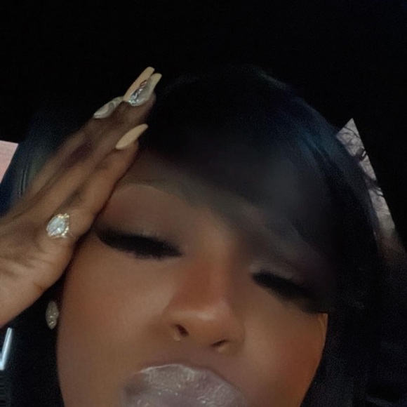 Meet your Posher, Queen - Picture 1 of 1